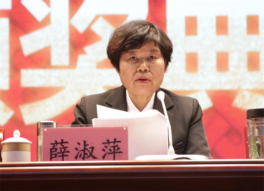 集團黨委常委、徐州市樹恩中學總校長薛淑萍同志宣讀表彰決定