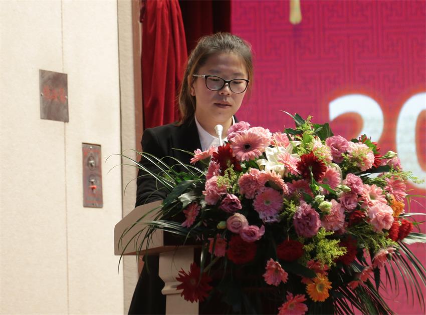 集團執(zhí)行總裁、江蘇南佛園林公司總經(jīng)理石偉偉同志宣讀人事任免決定